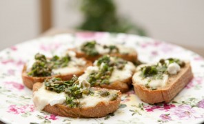 Beatos karšti sumuštiniai su sūriu ir salsa verde
