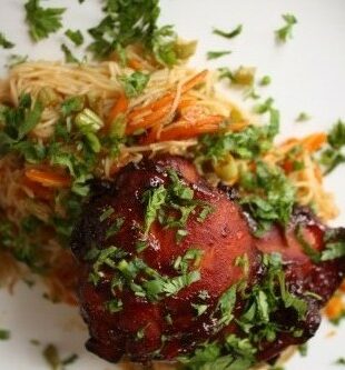 Hoisin vištiena su morkų ir imbiero noodles