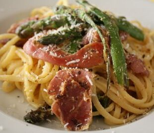 Linguini makaronai su parmos kumpiu ir smidrais