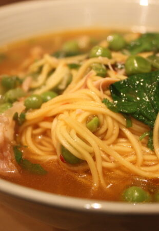 Aštri vermišelių (noodles) sriuba su vištiena