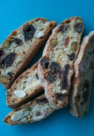 Biscotti su riešutais ir džiovintais vaisiais