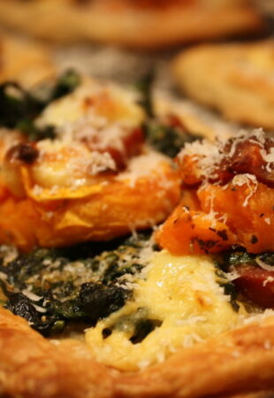 Chorizo, saldžios bulvės (ir vėl), špinatų (ir vėl) galettes / pyragėliai