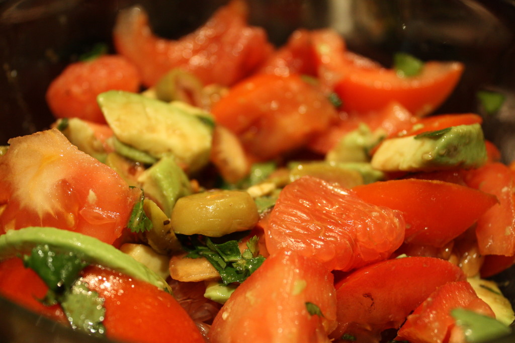 Avokado, pomidorų ir greipfrutų salotos/mišrainė
