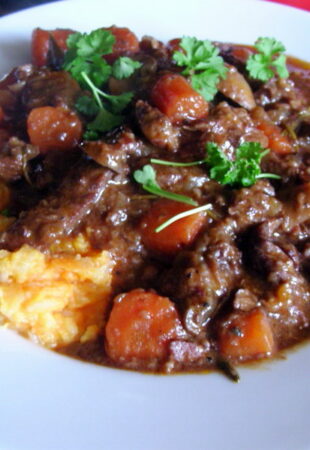 Jautiena raudonam vyne/beef bourguignon