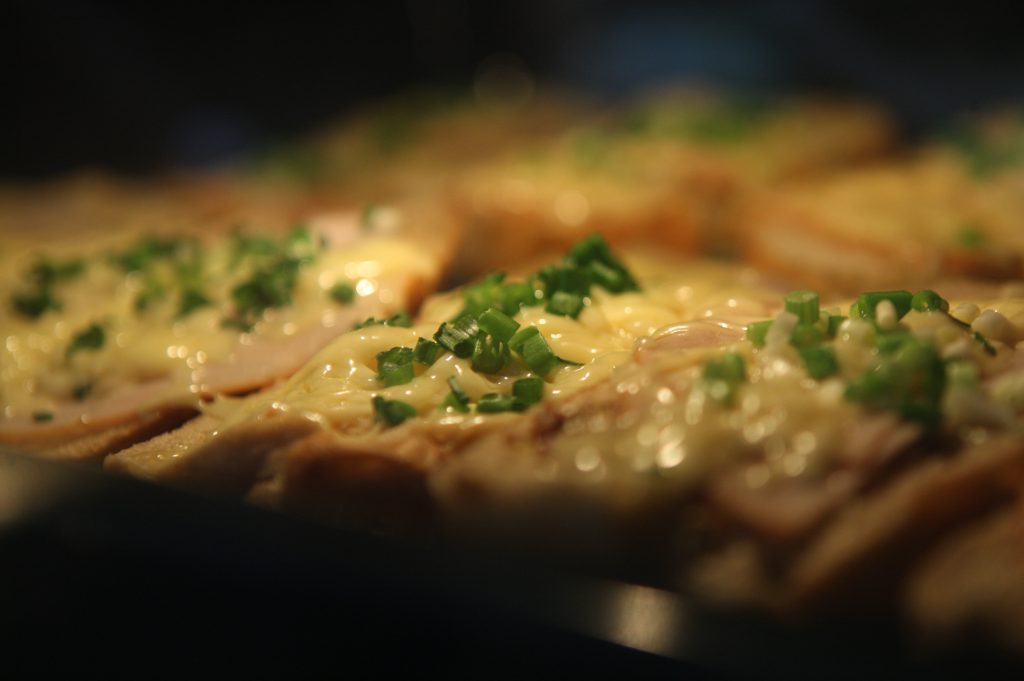 Karšti sumuštiniai ala croque-monsieur su sūriu, garstyčiomis ir kumpiu