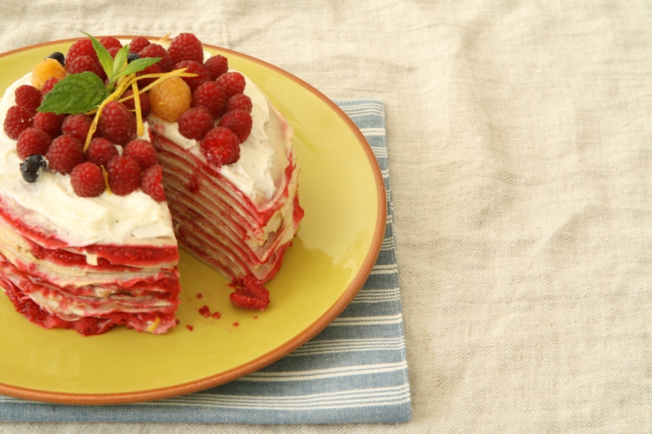 Blynų tortas su varškės kremu ir uogomis