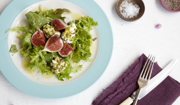Karališkos salotos su figomis, ožkos sūrio rutuliukais ir pistacijomis