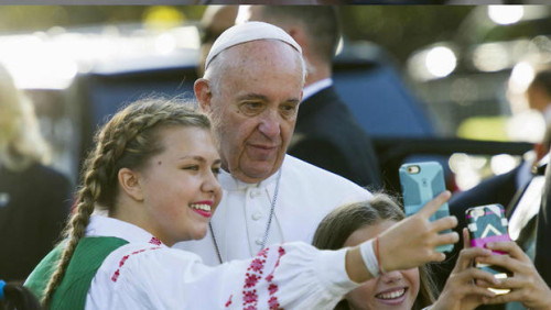 selfis su popieziumi_Amerika