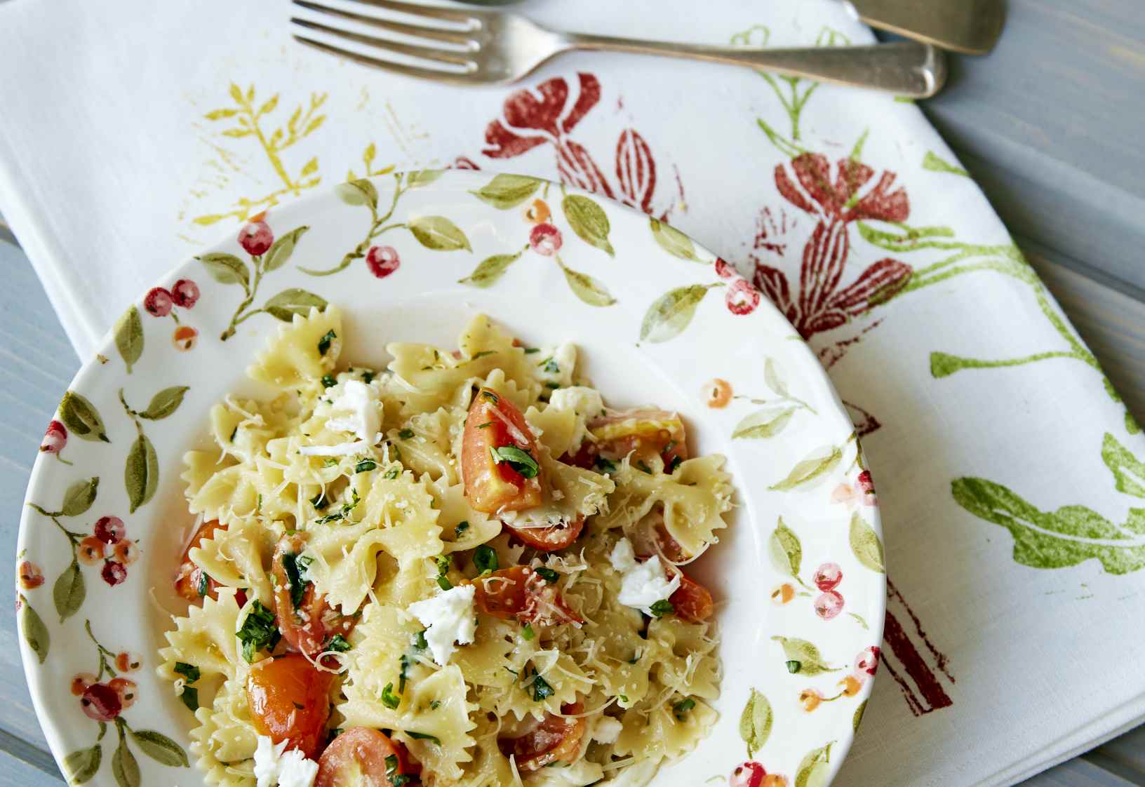 Makaronai a’la Caprese arba Farfalle su pomidorais, mocarela ir bazilikais