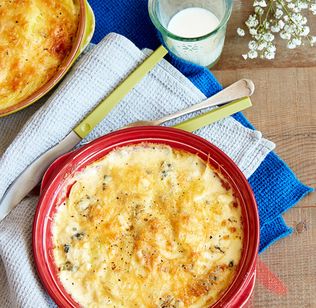 Bulvių ir „Memel Blue“ sūrio apkepas su rozmarinais ir grietinėle