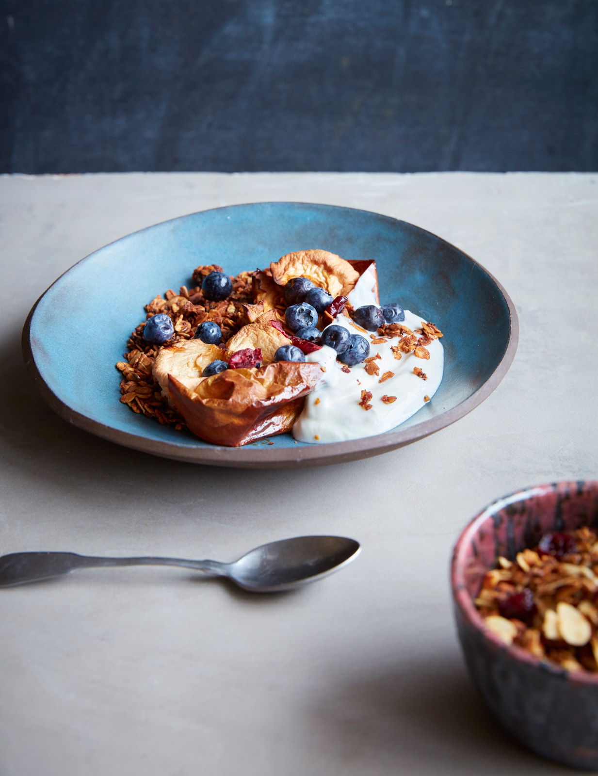 Granola su jogurtu ir keptais obuoliais
