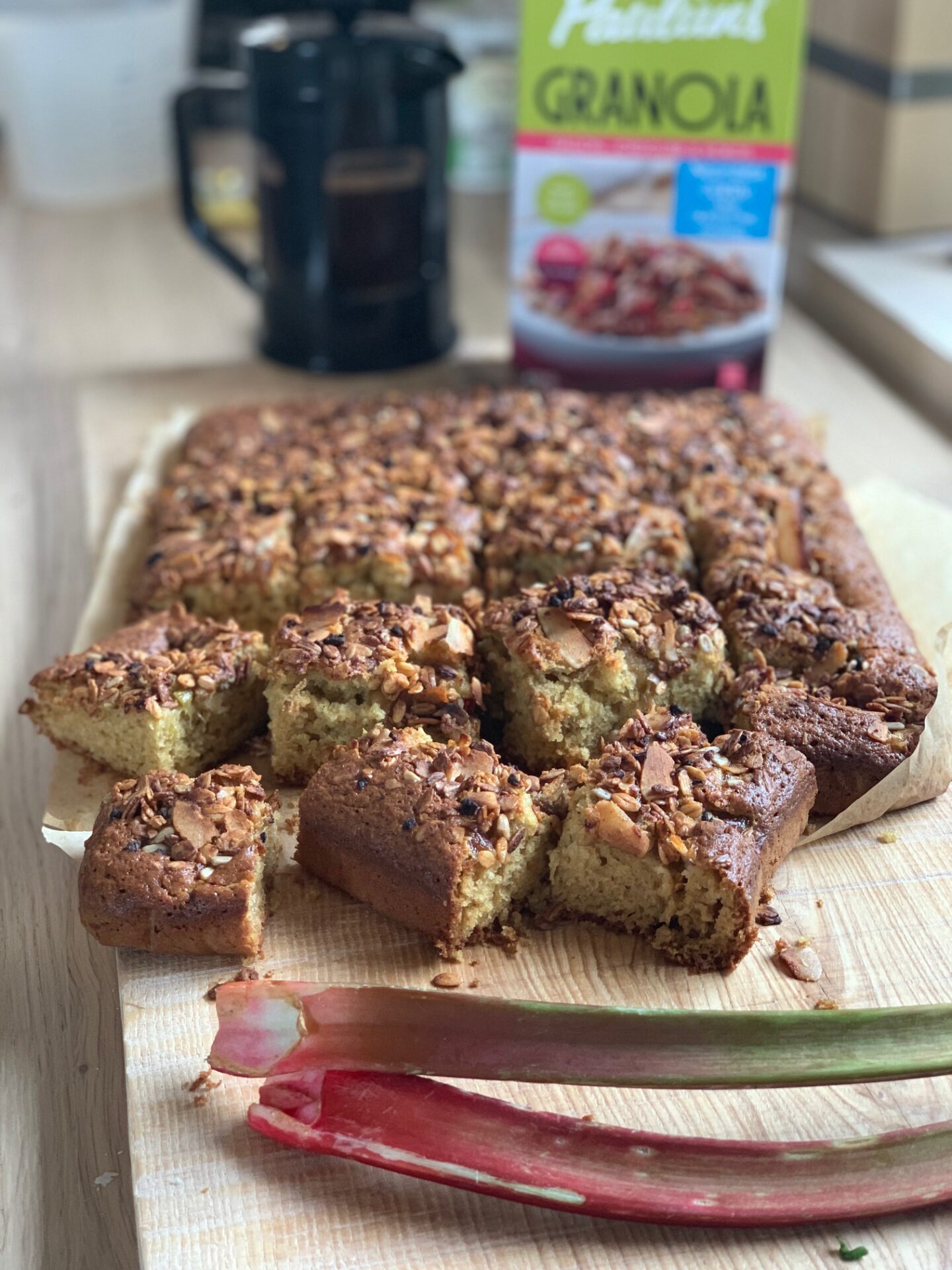 Rabarbarų pyragas su granola