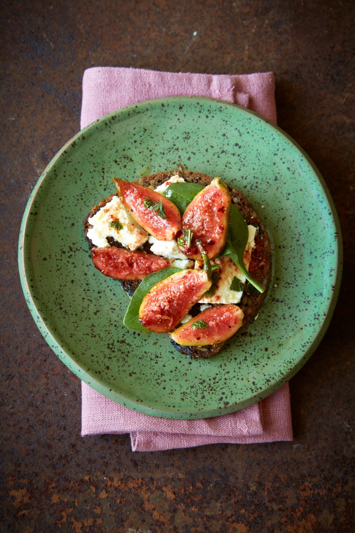 Atviras sumuštinis su feta ir figomis