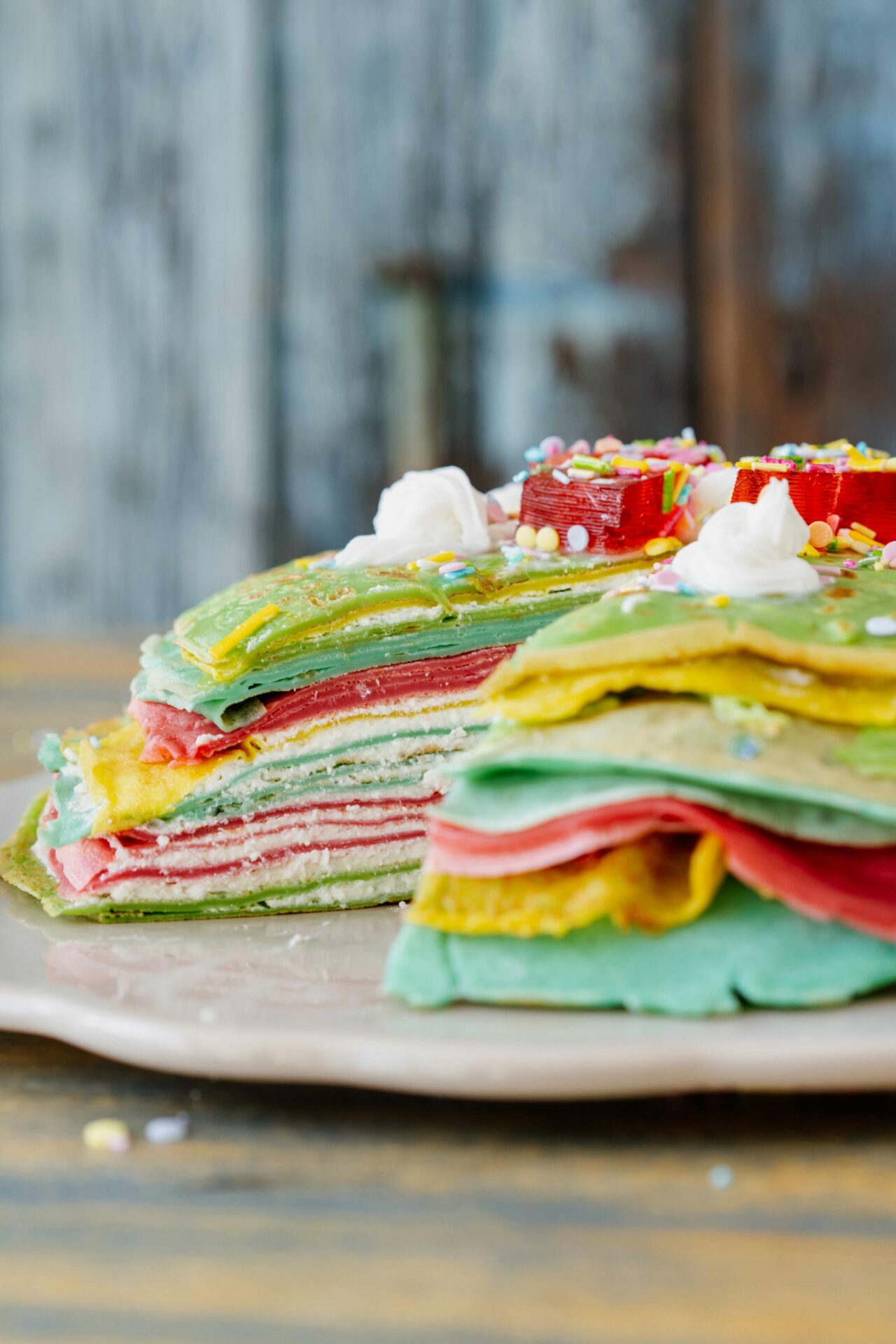 Vaikų svajonė: spalvotų lietinių tortas su švelniu varškės kremu