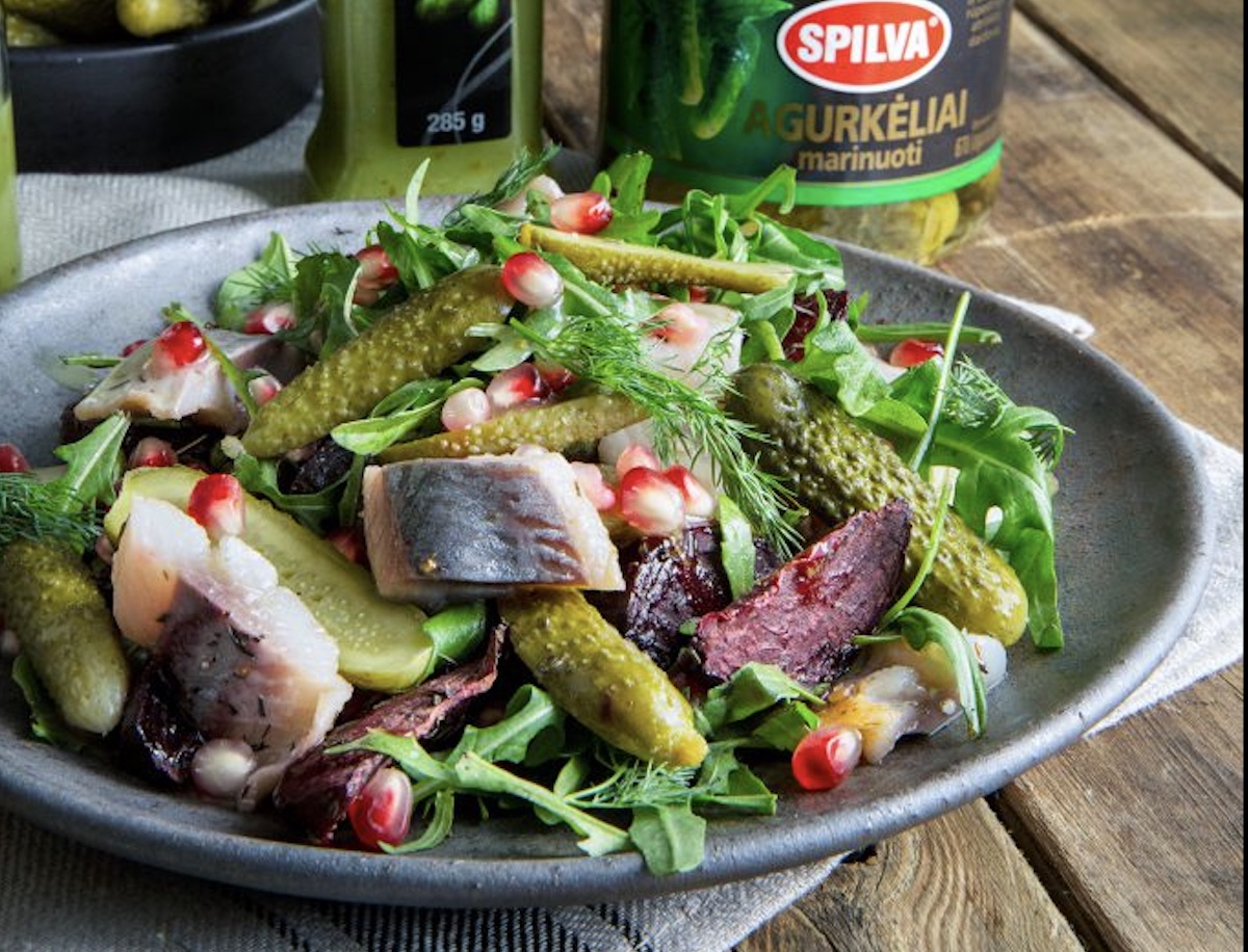 Silkės salotos su marinuotais agurkėliais ir pesto padažu