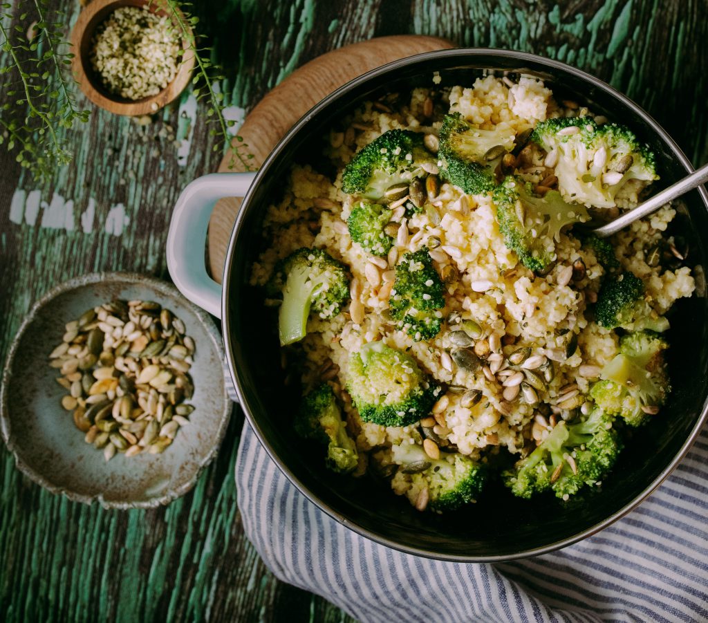 Sorų košė su keptais brokoliais, sėklomis ir mėtų padažu