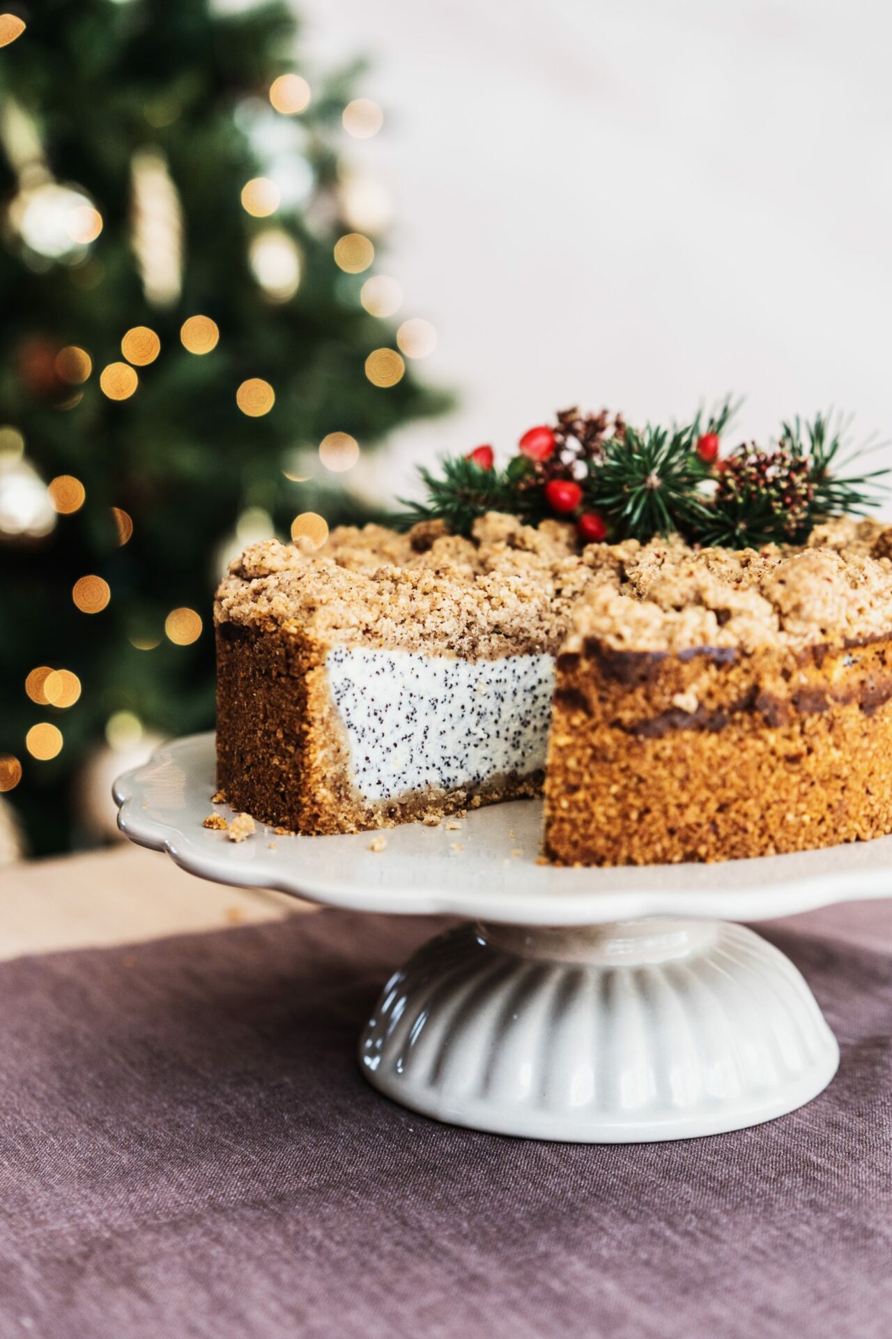Aguoninis varškės tortas su riešutų trupiniais