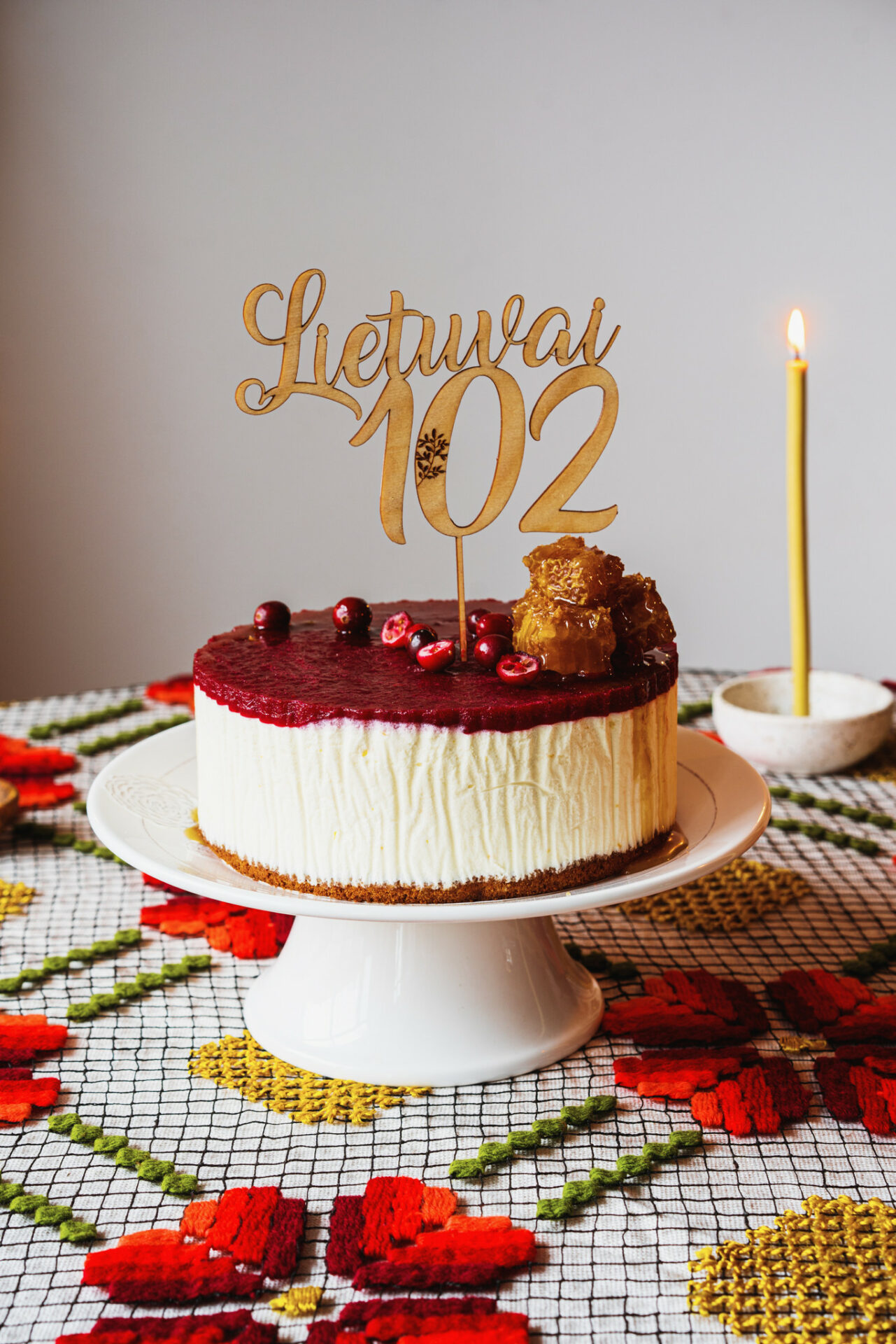 Medaus biskvito ir apelsinų kremo tortas