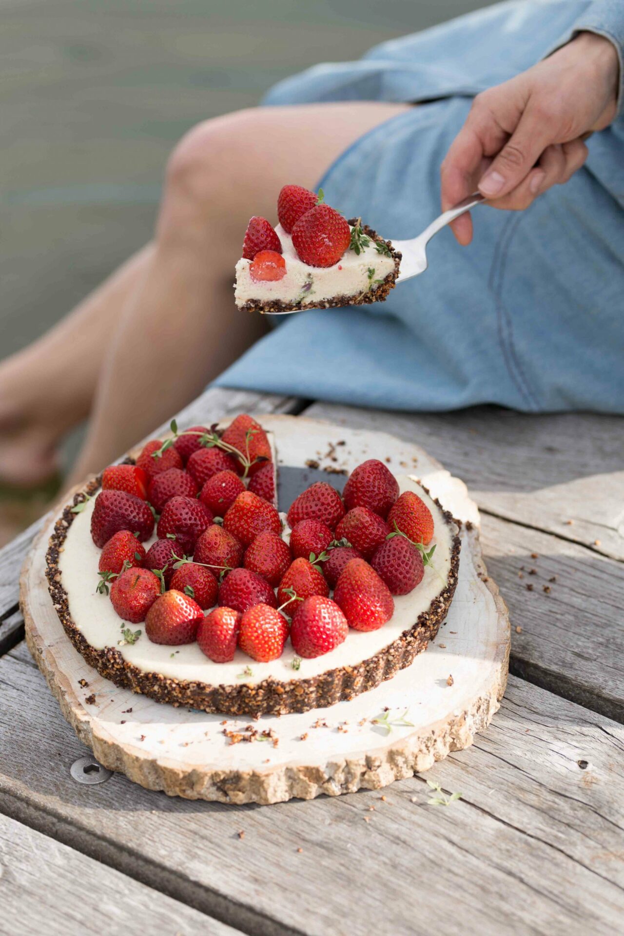 Veganiška braškių tarta su anakardžių kremu