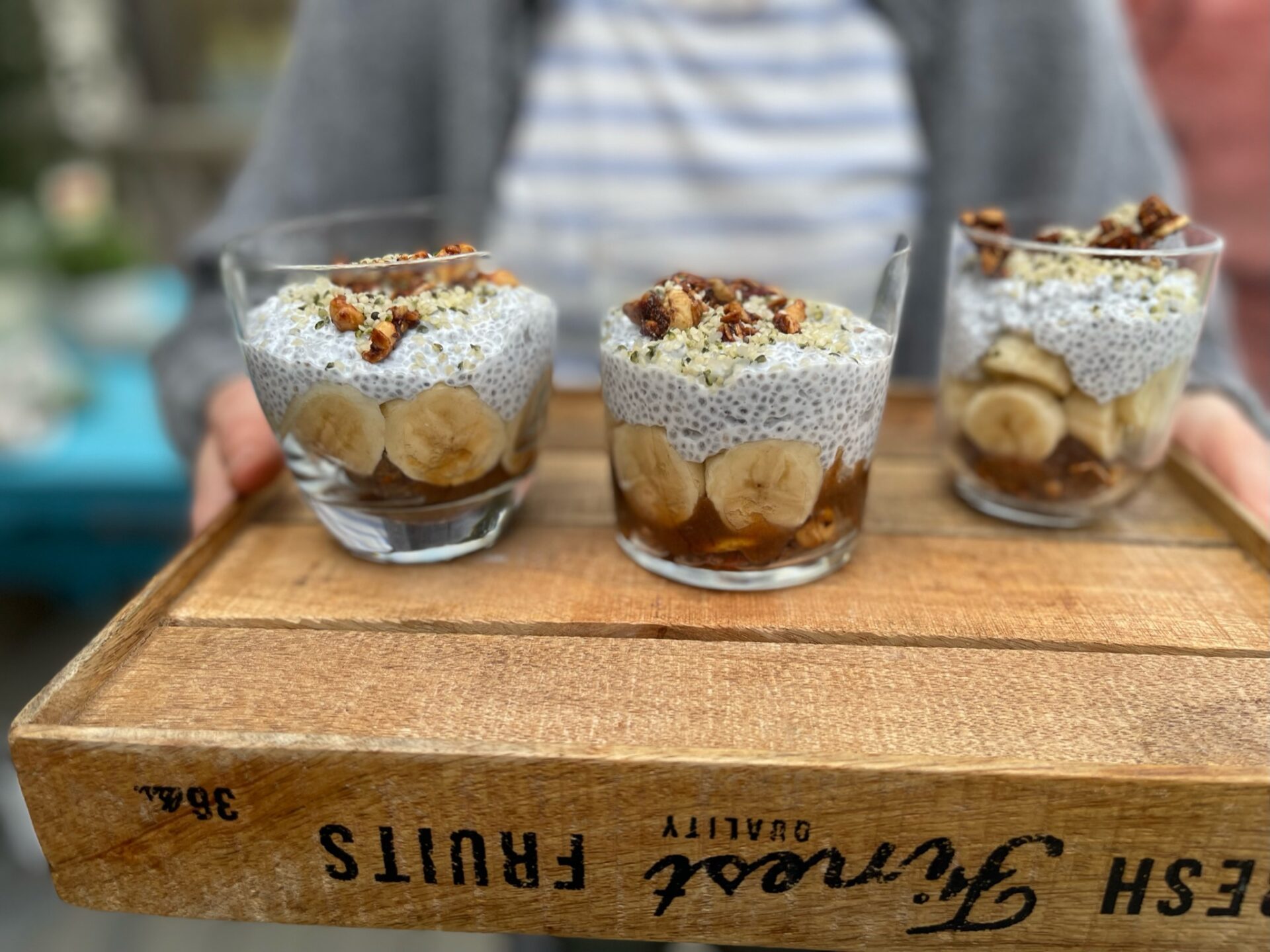 Sveikuoliškas desertas su chia, kefyru ir greita namine granola