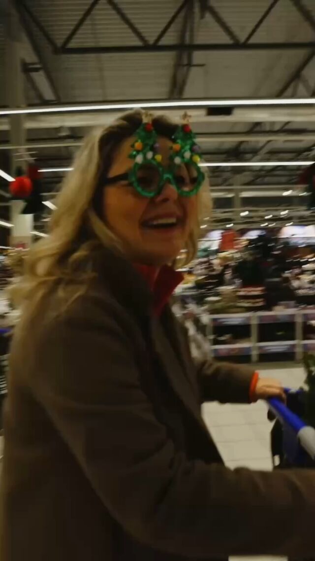 Taip, aš vaikštau Maximoje ir įtikinėju žmones pirkti „VALGYK IR ŽYDĖK“ KALENDORIŲ! 🤣 Tai ne šiaip kalendorius, tai iššūkis, kurį kviečiu ir jus sau išsikelti: daugiau žydėti valgant! 🌱

Žinau, kaip sunku įvesti naujus skonius į virtuvę, bet pabandę vieną kartą pamatysite – kitą kartą jau bus lengviau. Kviečiu pasikabinti kalendorių, planuoti laiką jame ir kiekvieną 2025 metų mėnesį išbandyti naują receptą. Ten rasite daug augalų, gerų riebalų, skonių, sezoninių ingredientų – ir tai tikrai nesudėtinga! 😋

Jei norite kitais metais būti žvalesni ir pagaliau atpratinti giminę nuo didelio kiekio spirgų su grietine, DOVANOKITE kalendorių! 🎄😊 Ir gražus, ir naudingas pasirinkimas.